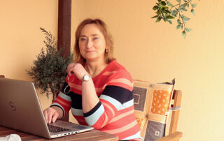 Anja hat seit mehrere Jahren Parkinson. Die Diagnose verarbeitet sie in Gedichten und mit der Selbsthilfegruppe der JuPa. Foto: N. Banik