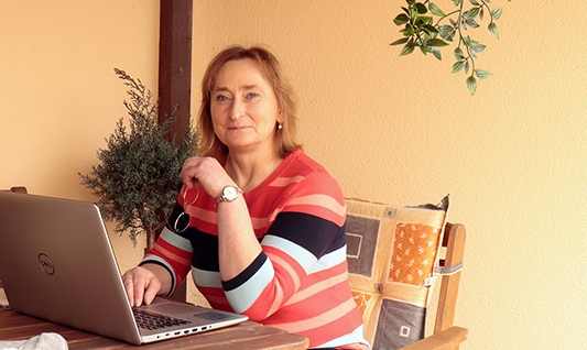 Anja hat seit mehrere Jahren Parkinson. Die Diagnose verarbeitet sie in Gedichten und mit der Selbsthilfegruppe der JuPa. Foto: N. Banik
