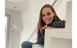 Janina ist Mentalcoachin und hilft Menschen, die wie sie mit einer Hemiparese oder ähnlichen Behinderungen leben.